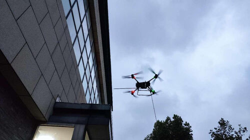 ข่าวล่าสุดเกี่ยวกับ การวิเคราะห์เปรียบเทียบ MYUAV FC30X drone และการทําความสะอาดผนังภายนอกระยะสูงแบบมือถือแบบดั้งเดิม
