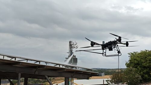 ข่าวล่าสุดเกี่ยวกับ MYUAV FC30 โดรนทำความสะอาดในพื้นที่สูงแบบเชื่อมต่อสองสาย เสร็จสิ้นโครงการทำความสะอาดแผงเซลล์แสงอาทิตย์ในตะวันออกกลาง